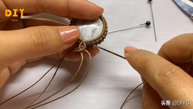 手工绳编教程，带你学习如何编织圆形的玉石吊坠