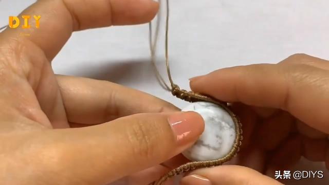 手工绳编教程，带你学习如何编织圆形的玉石吊坠