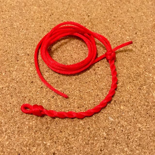 5号中国结红绳,先编一个双联结,然后拧绳到合适的地方编一个纽扣结