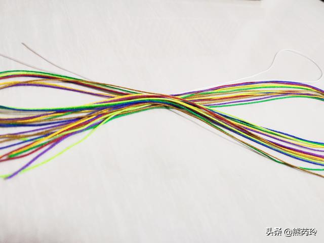 今天分享的这款手绳，就是用7种颜色的线编织而成，像七彩虹一样