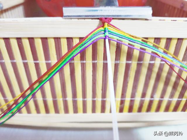 今天分享的这款手绳，就是用7种颜色的线编织而成，像七彩虹一样