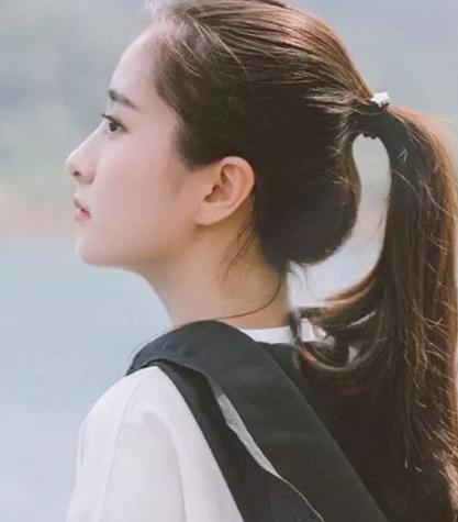 扎马尾也是有讲究的,女孩子这样扎马尾,显得青春又漂亮