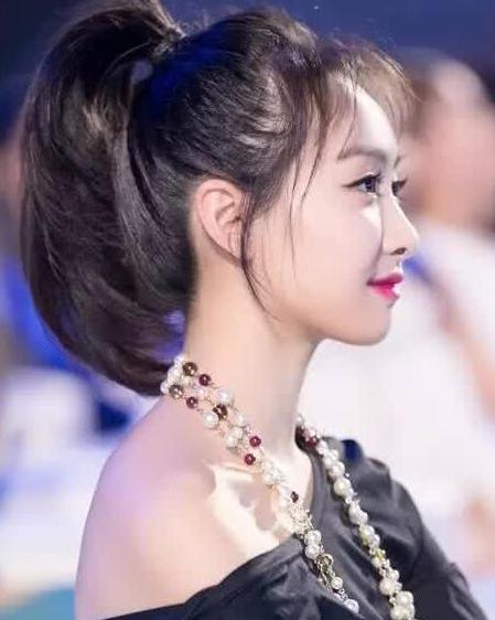 扎马尾也是有讲究的,女孩子这样扎马尾,显得青春又漂亮
