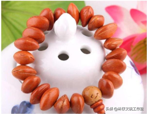 但是,话梅的核真是的可以制作成文玩手串的,将话梅的果肉去掉,就会留