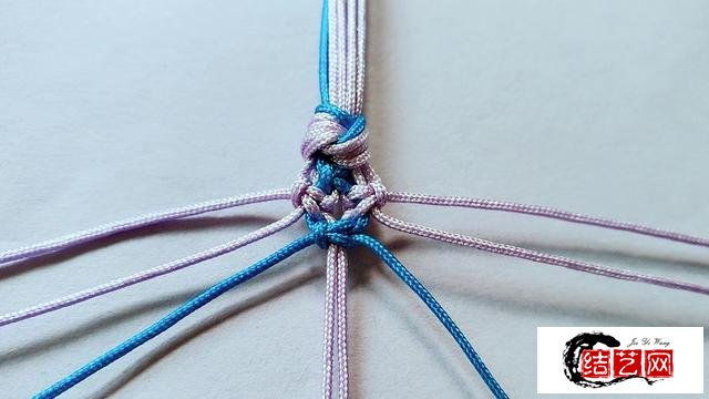 简单的平结手链完成了,结尾开头都是蛇结编法,主体双向平结的组合编法