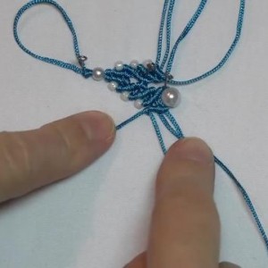 手工绳编系列，带你学习如何编织雪花形状的吊坠（图解2-2）