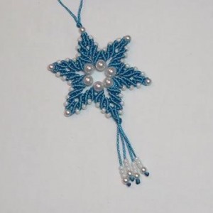 雪花形状的珍珠吊坠，编法很简单，戴起来非常漂亮（图解2-1）