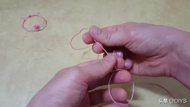 看看如何用繩編手鏈，漂亮花結手鏈的編制方法！