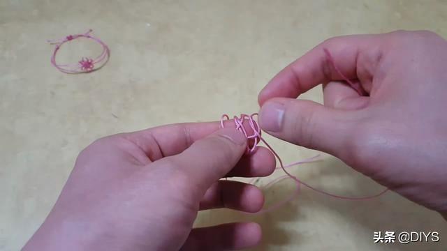 看看如何用繩編手鏈，漂亮花結手鏈的編制方法！