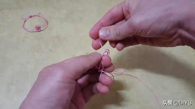 看看如何用繩編手鏈，漂亮花結手鏈的編制方法！