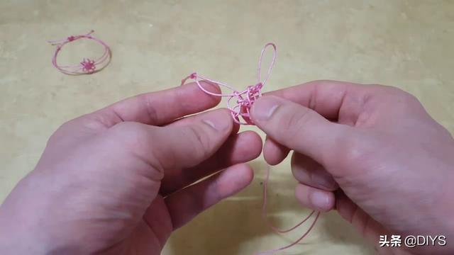 看看如何用繩編手鏈，漂亮花結手鏈的編制方法！