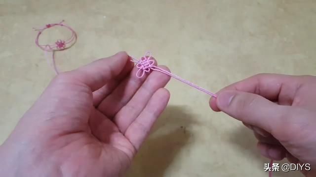 看看如何用繩編手鏈，漂亮花結手鏈的編制方法！