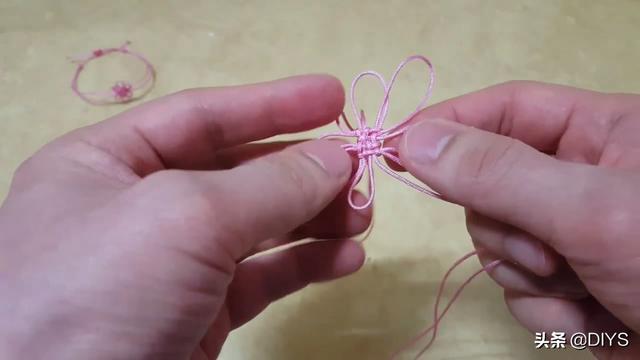 看看如何用繩編手鏈，漂亮花結手鏈的編制方法！