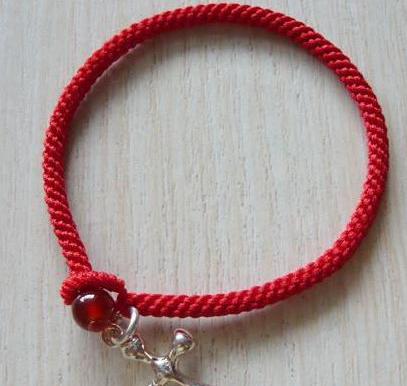 用红绳亲手给女朋友编了这根脚链，她感动到哭