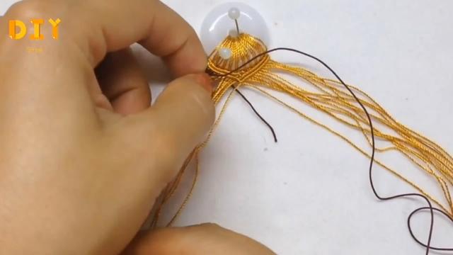 绳编小课堂，带你学习如何编制漂亮的玉佩吊坠，非常简单！