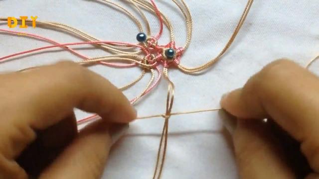 巧妙的利用绳子的搭配，教你编织出漂亮的曼陀罗吊坠（步骤1）