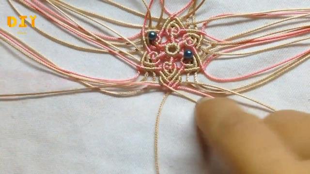 巧妙的利用绳子的搭配，教你编织出漂亮的曼陀罗吊坠（步骤1）