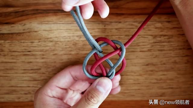 绳编——利用伞绳DIY编织刀坠的制作步骤