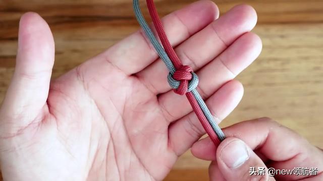 绳编——利用伞绳DIY编织刀坠的制作步骤