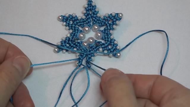 雪花形状的珍珠吊坠，编法很简单，戴起来非常漂亮（图解2-2）