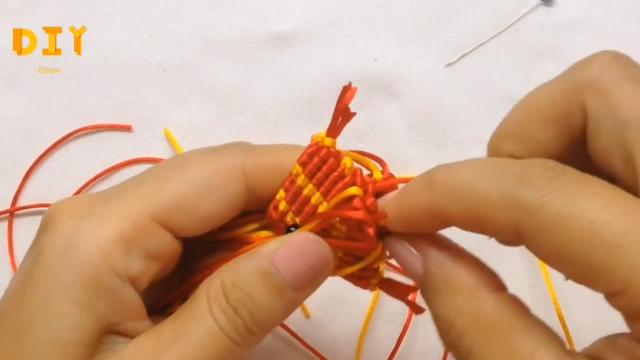 手工编织教程，学习如何编织可爱的3D小鱼挂件（图解2-2）