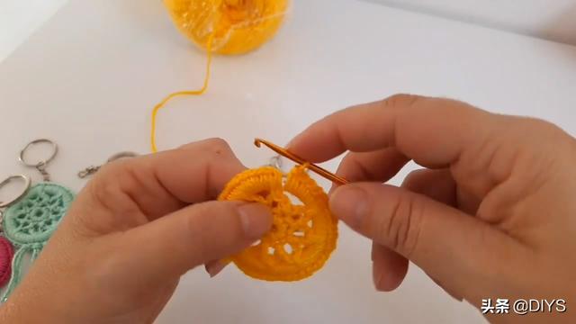 鉤針編織教程，學習如何鉤織漂亮的鑰匙鏈掛件