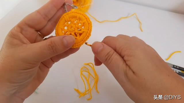 钩针编织教程，学习如何钩织漂亮的钥匙链挂件
