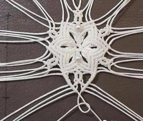可以做挂饰的小雪花，用一根绳子就能编织，结绳手工附教程