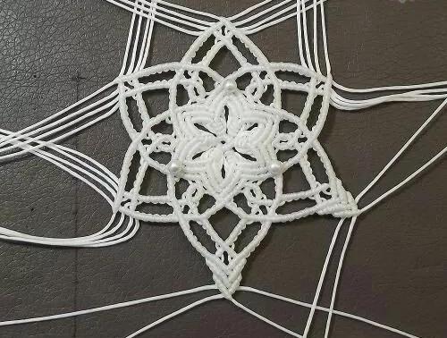 可以做挂饰的小雪花，用一根绳子就能编织，结绳手工附教程