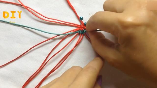 学习如何编织花柱挂饰的方法，佩戴起来非常漂亮（图解3-1）