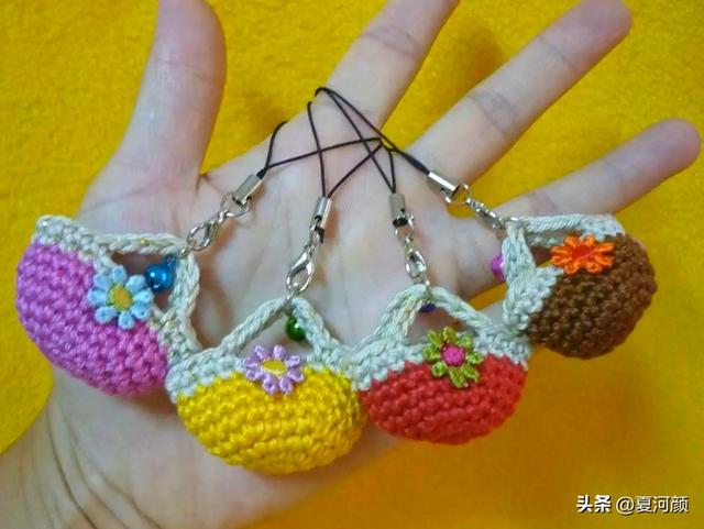 分享几十款可爱的迷你针织小挂件、饰品，喜欢的编织一个吧