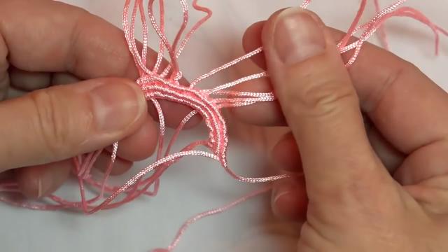 「DIY编织系列」粉色小猪挂件的绳编方法（步骤2-1）