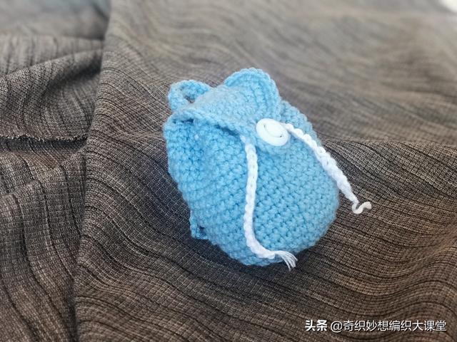 毛線編織的迷你“包包掛件”太可愛了！背出門再也不用擔心撞包了