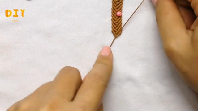 手工绳编的技巧，带你学习如何编制蓝珠手链的方法，创意十足