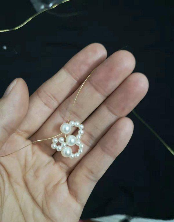 手工珍珠花配饰，几分钟就可学会，非常简易串珠教程！收藏学习