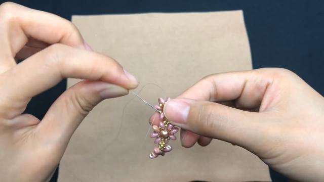 手工饰品系列，带你学习如何串珠制作漂亮的花型手链（图解）