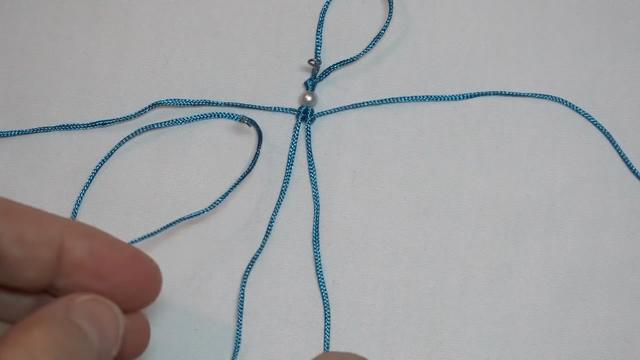「DIY绳编教程」手工编织雪花珍珠吊坠的方法（步骤2-1）