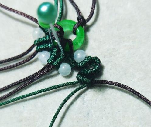 「教你编绳」碧玉小环绕藤吊坠绳的编织过程，教程如下