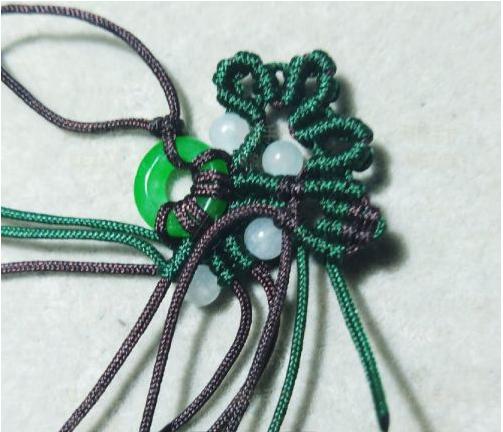 「教你编绳」碧玉小环绕藤吊坠绳的编织过程，教程如下