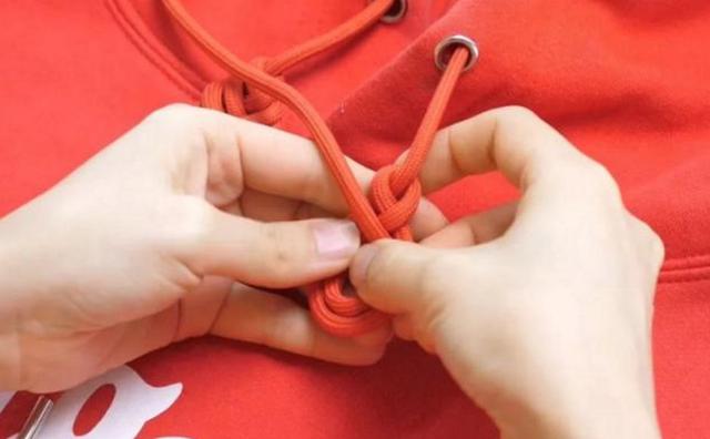 今年最流行的卫衣绳子打结法，方法简单一学就会