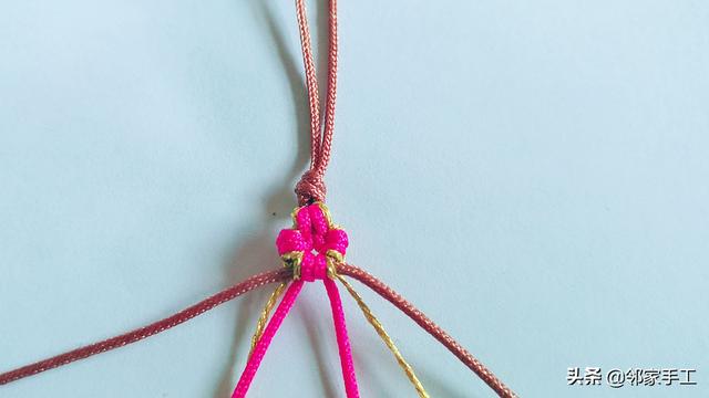 桃花結線圈的編織教程，手鏈結尾處的抽拉扣，非常漂亮