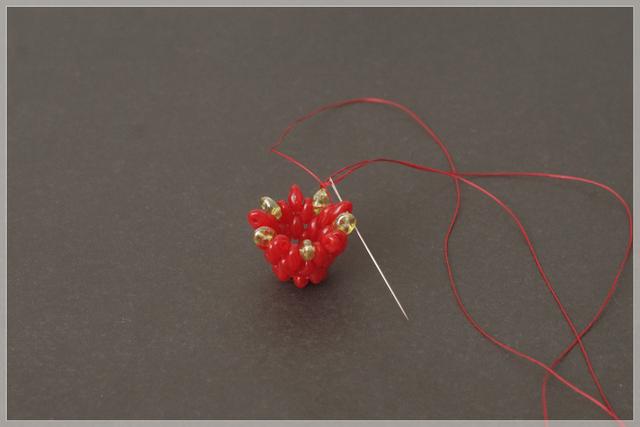 用几块钱的珠子串一个可爱的草莓，简单操作容易上手