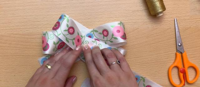 编织一个非常流行的双蝴蝶结，学会这个简单的小技巧，轻松做一个
