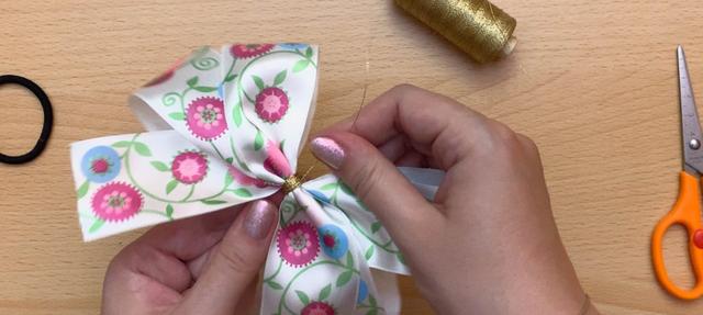 编织一个非常流行的双蝴蝶结，学会这个简单的小技巧，轻松做一个