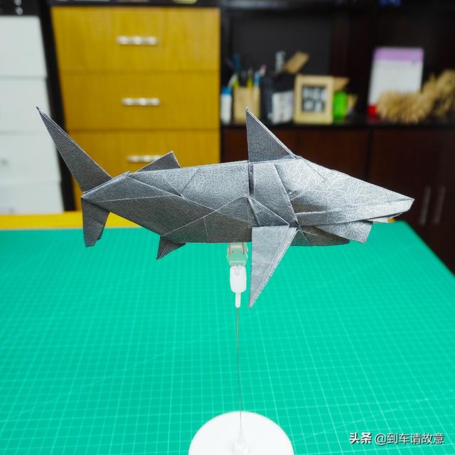 现代折纸经典作品之一，宫岛登的鲨鱼，一张纸即可折成
