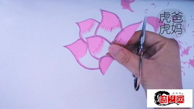 只用学会一种剪纸技法，你也可以剪出漂亮的荷花剪纸作品