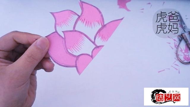 只用学会一种剪纸技法，你也可以剪出漂亮的荷花剪纸作品