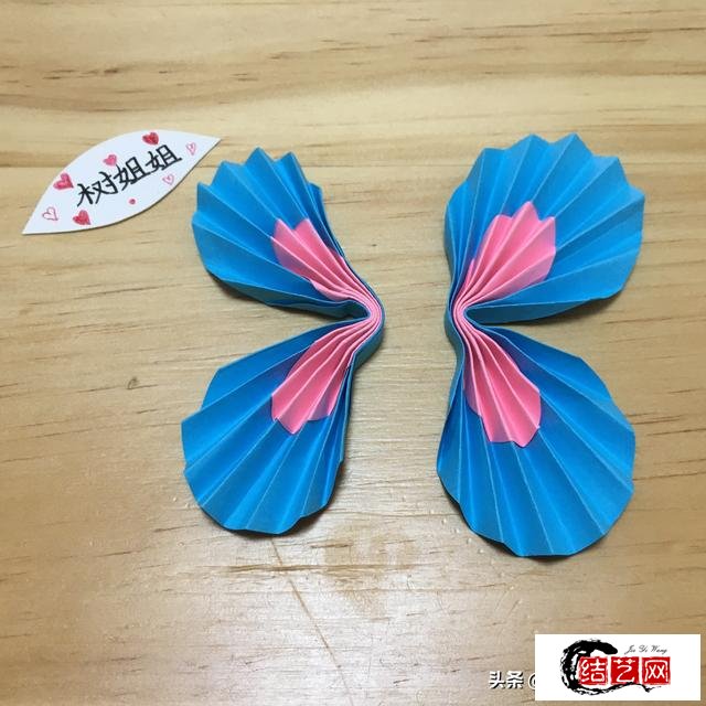 动物折纸:4个圆形制作的双色蝴蝶