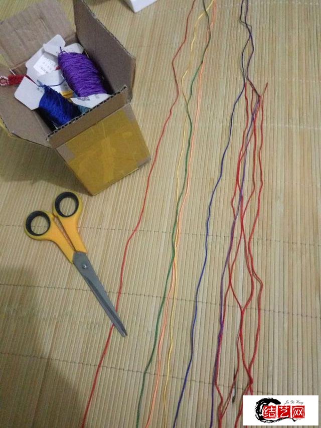 漂亮的自編彩虹手鏈，學會了給喜歡的女孩兒編一個吧