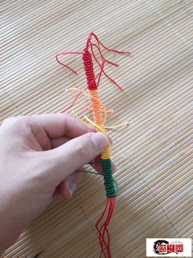 漂亮的自編彩虹手鏈，學會了給喜歡的女孩兒編一個吧